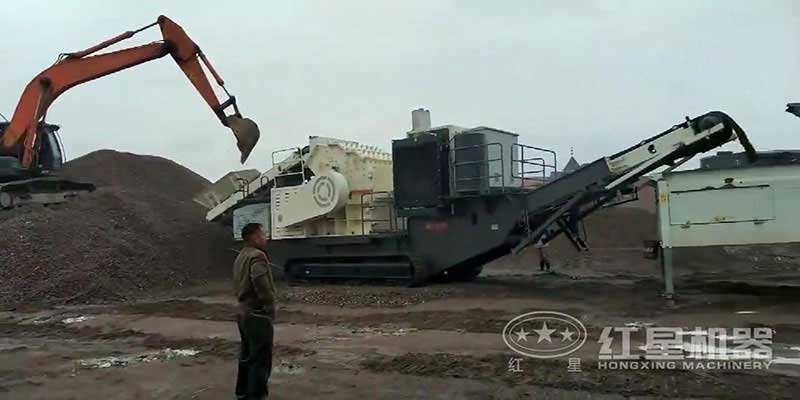 履帶移動式細(xì)碎機(jī)現(xiàn)場 履帶移動式細(xì)碎機(jī)現(xiàn)場