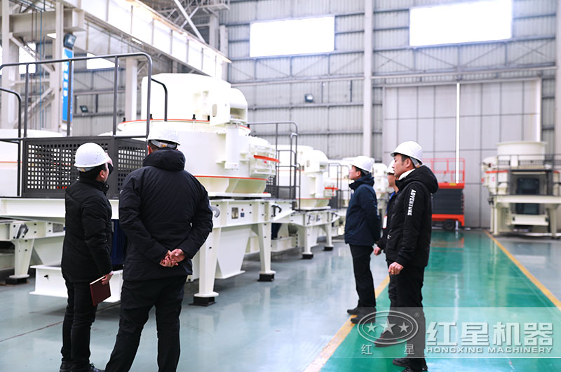 客戶來廠考察青石破碎生產(chǎn)設(shè)備 客戶來廠考察青石破碎生產(chǎn)設(shè)備