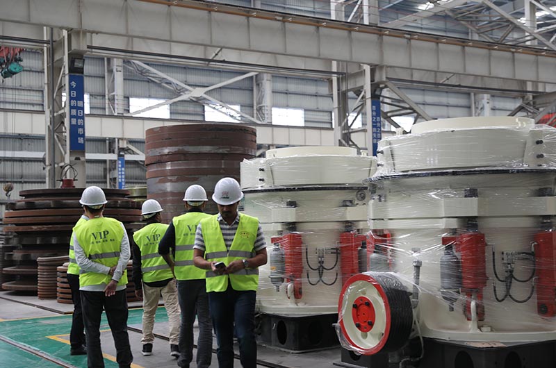 客戶來廠考察鋼渣破碎機設備 客戶來廠考察鋼渣破碎機設備