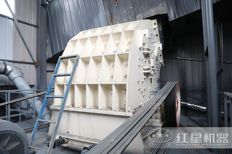 石灰石破碎客戶現(xiàn)場,使用錘破機 石灰石破碎客戶現(xiàn)場,適用錘破機