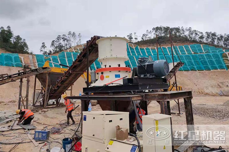 圓錐破碎機(jī)現(xiàn)場(chǎng) 圓錐破碎機(jī)現(xiàn)場(chǎng)