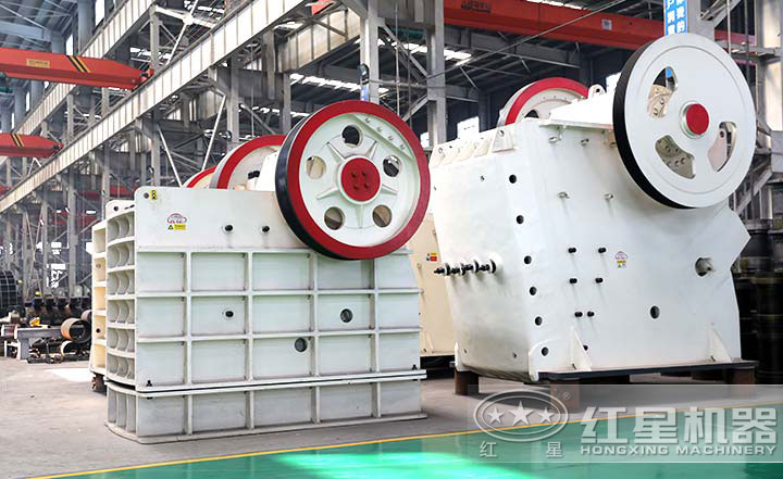 顎式破碎機(jī)實拍圖，型號多樣，價格在10-80萬之間