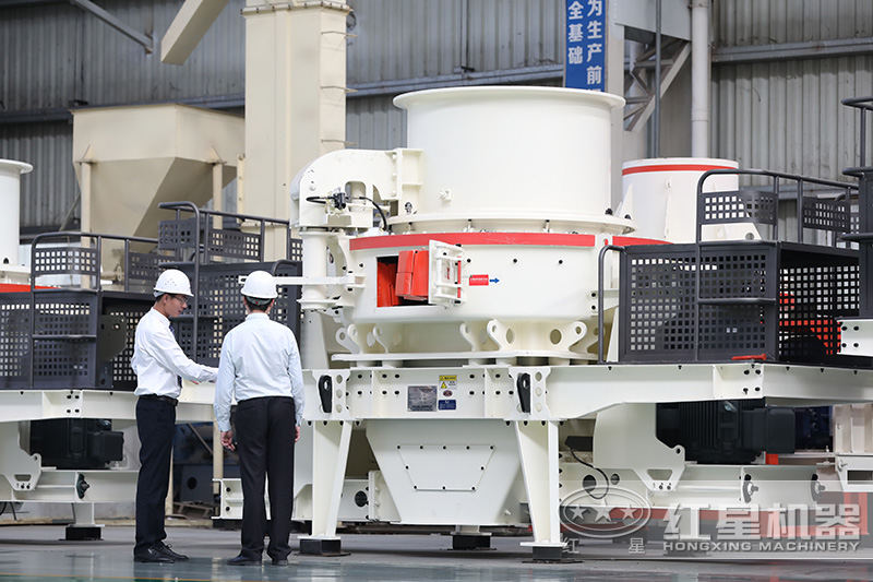 客戶在玄武巖制砂機車間參觀，經理一對一指導講解